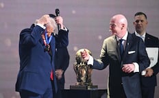 Trump se cuelga medalla de la paz de la FIFA; "puedes hacer lo que quieras", le dice Infantino