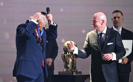 Trump se cuelga medalla de la paz de la FIFA; "puedes hacer lo que quieras", le dice Infantino