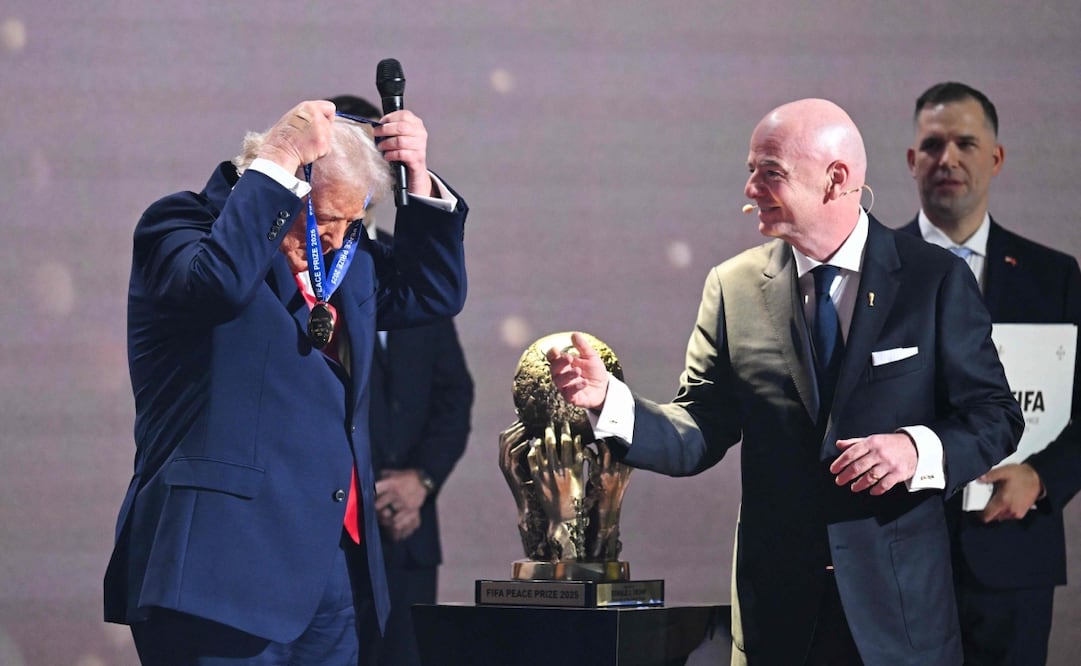 El presidente de Estados Unidos, Donald Trump, reacciona al recibir el Premio de la Paz de la FIFA de manos del presidente italiano de la FIFA, Gianni Infantino, durante el sorteo de la Copa Mundial de Fútbol de la FIFA 2026 que se celebra en Estados Unidos, Canadá y México, en el Kennedy Center, en Washington, DC, el 5 de diciembre. Foto: AFP