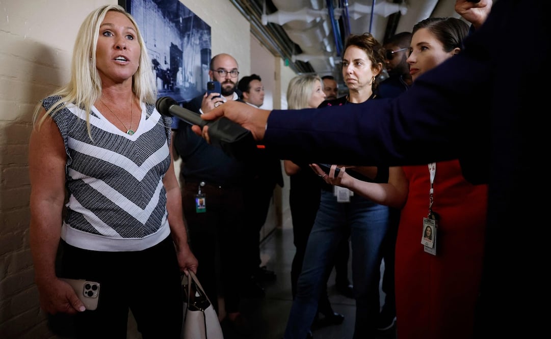 La representante Marjorie Taylor Greene habla con los periodistas antes de asistir a una reunión del caucus republicano por la tarde en el Capitolio de Estados Unidos el 29 de septiembre de 2023 en Washington. Foto: AFP