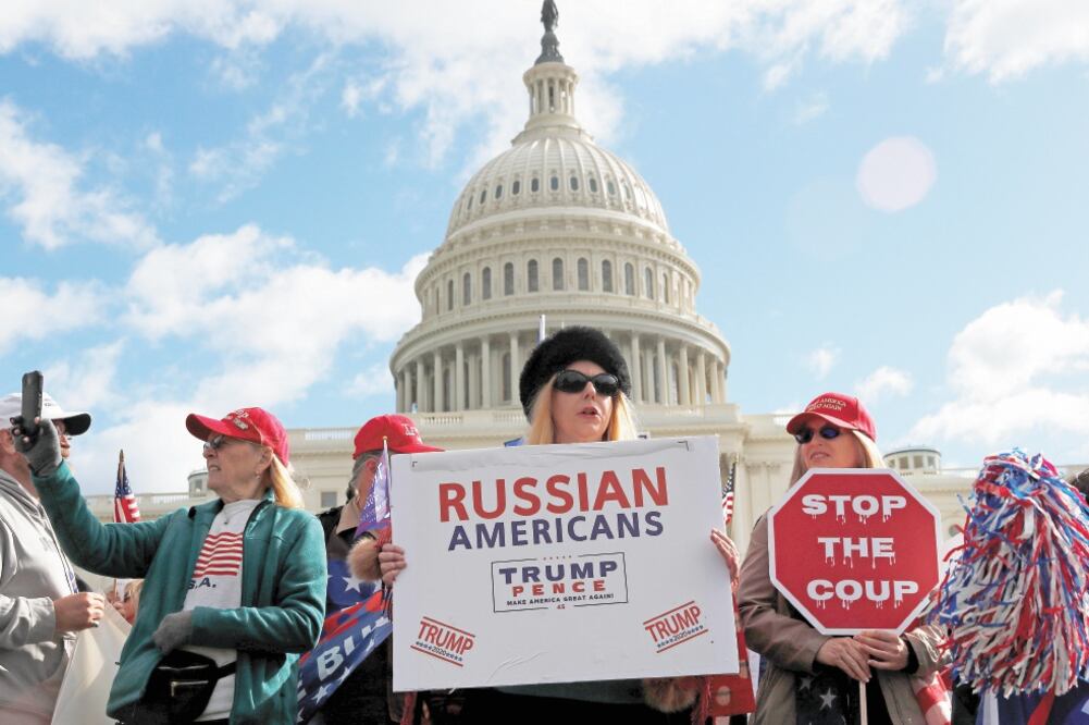 Simpatizantes de Trump en Washington rechazan las pesquisas en su contra. Foto:  CARLOS JASSO. REUTERS