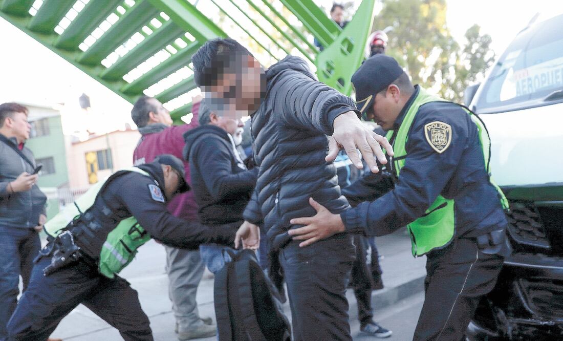 Uniformados revisaron a los pasajeros de las unidades en uno de los puntos en la salida de la estación del Metro Tepalcates, de la Línea A, en la zona de El Aguacatillo. IVÁN STEPHENS. EL UNIVERSAL