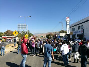 CNTE bloquea carretera federal por regalos navideños