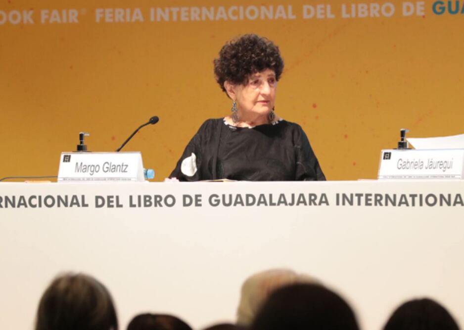 La escritora Margo Glantz recibe Medalla Carlos Fuentes en la FIL Guadalajara 2021, de manos de Silvia Lemus. Foto: El Universal, Juan Boites