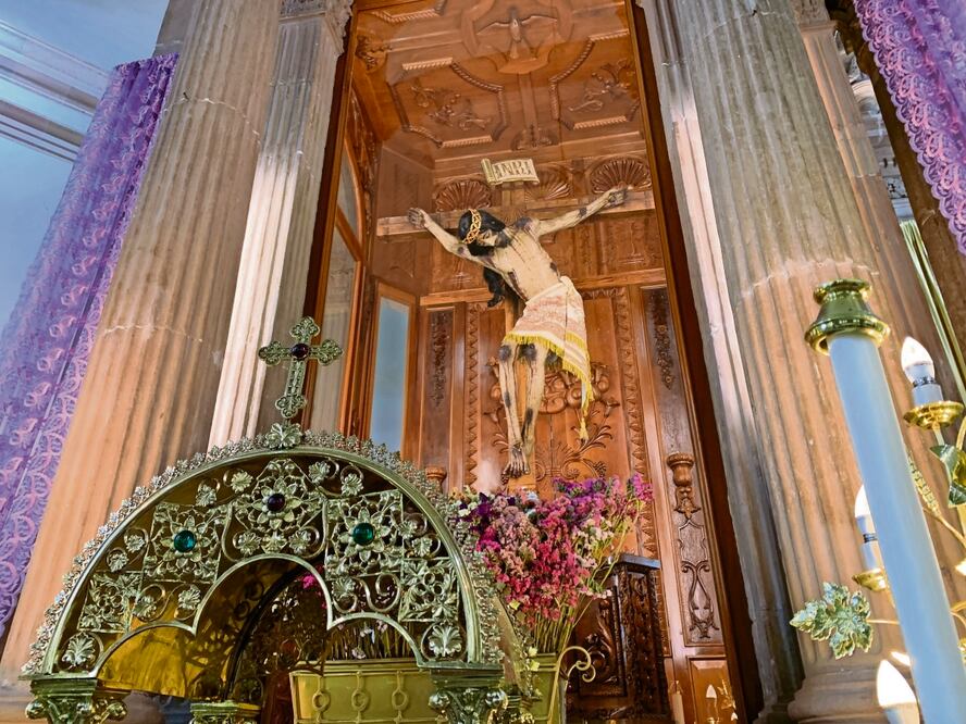 La postura de la imagen representa el instante posterior a la muerte de Cristo, lo que se considera el primer milagro no humano del Señor de la Tercera Orden.