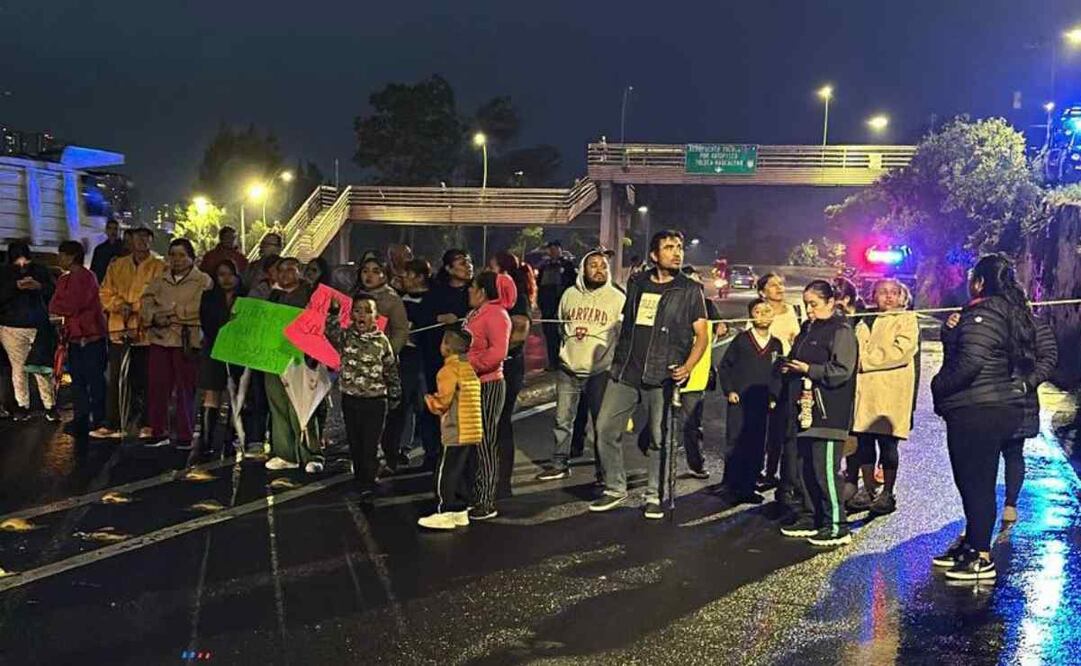 En este bloqueo sólo dejaron libre un carril, por el que se reduce la circulación de tres carriles en la hora pico en que miles de pasajeros y conductores regresan a sus hogares. Foto: Especial