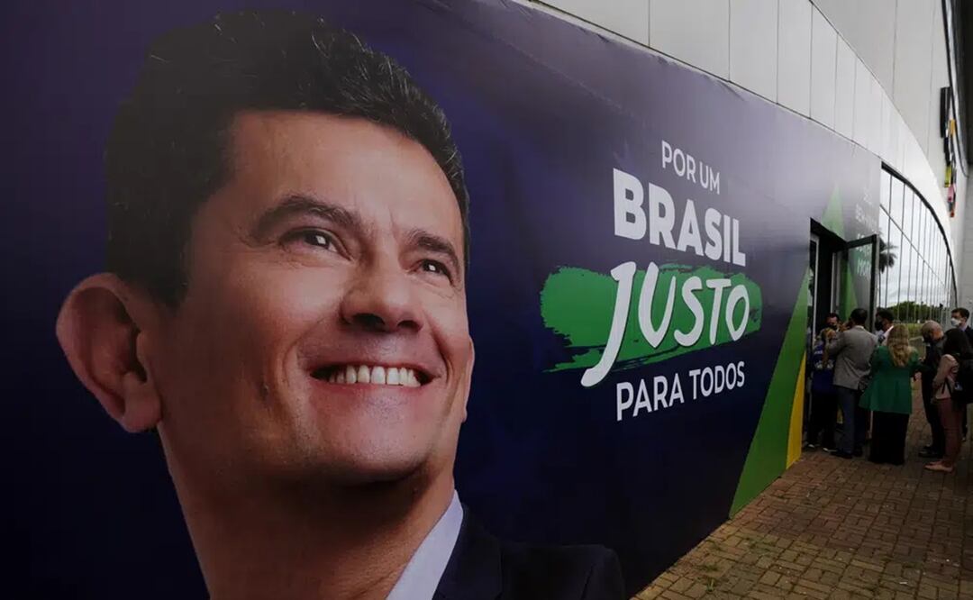 Un afiche del ex juez federal y ex ministro de justicia de Brasil Sergio Moro, antes de un evento donde se incorporó al partido Podemos y se postuló a las elecciones presidenciales de 2022. Foto: AP