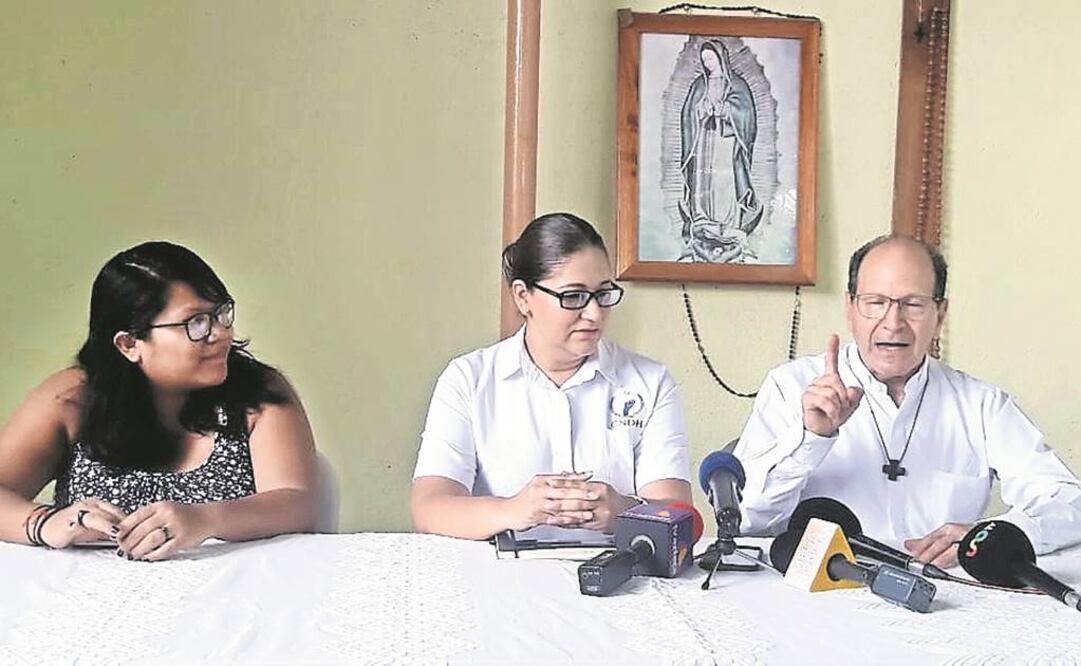 Alejandro Solalinde, fundador del albergue Hermanos en el Camino, dijo que Elizabeth Lara (centro), actual representante de la CNDH en Oaxaca, tiene vocación de servicio (ALBERTO LÓPEZ. EL UNIVERSAL)
