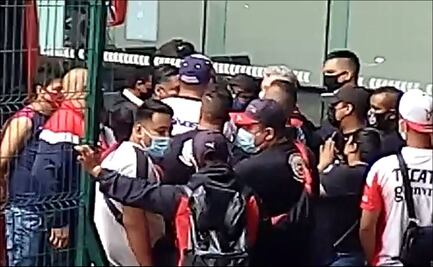 Afición de Chivas encara a Vucetich en su llegada a la CDMX