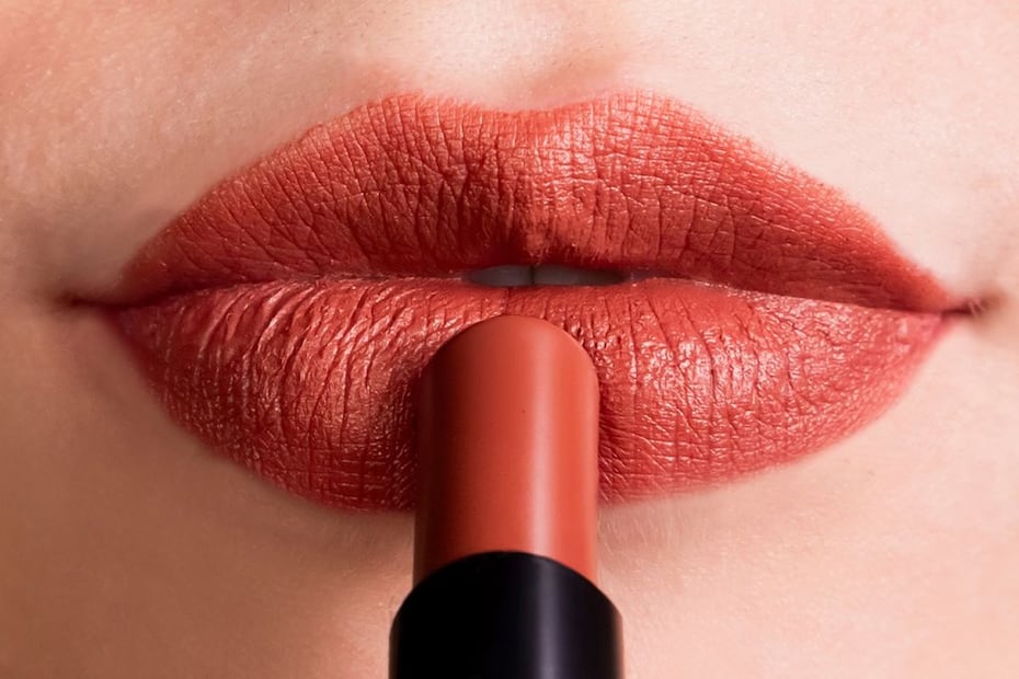 El coral puede combinarse en el maquillaje con tonos tierra. Foto: Instagram @voguecorp.sv