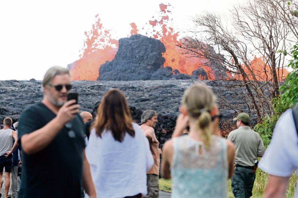 Residentes y guardias del área de Leilani, en Hawái, observan la explosión del volcán Kilauea , el sábado pasado (GEORGE F. LEE. AP)