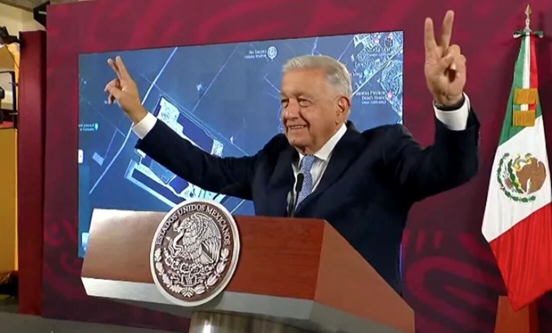 Al manifestar y hacer la señal de “amor y paz”, el presidente Andrés Manuel López Obrador garantizó que no habrá represión en contra de los trabajadores del Poder Judicial. Foto: especial