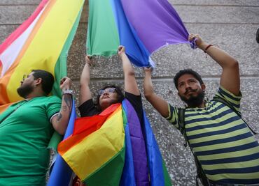 Líder sindical del Infonavit intenta justificar acto contra bandera LGBT