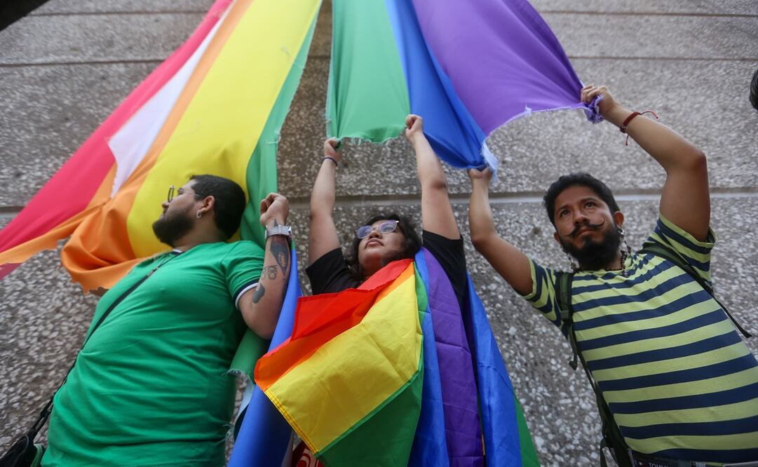Personas de la comunidad LGTB se reúnen a las afueras del Infonavit para defender la bandera que el día de ayer fue rota en las instalaciones. Foto: Luis Camacho | El Universal