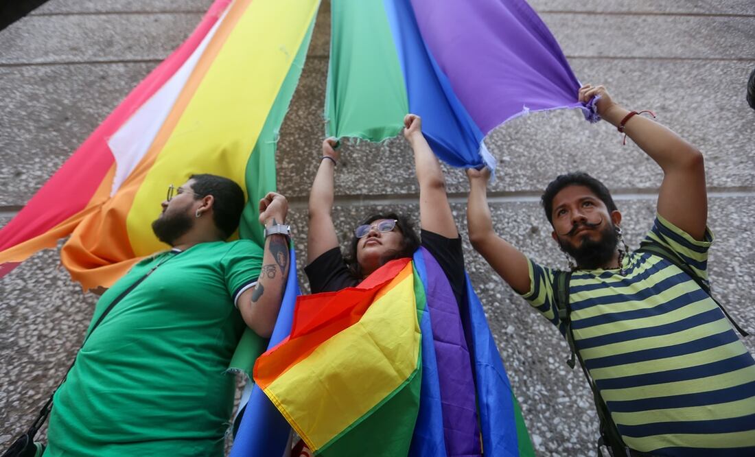 Personas de la comunidad LGTB se reúnen a las afueras del Infonavit para defender la bandera que el día de ayer fue rota en las instalaciones. Foto: Luis Camacho | El Universal