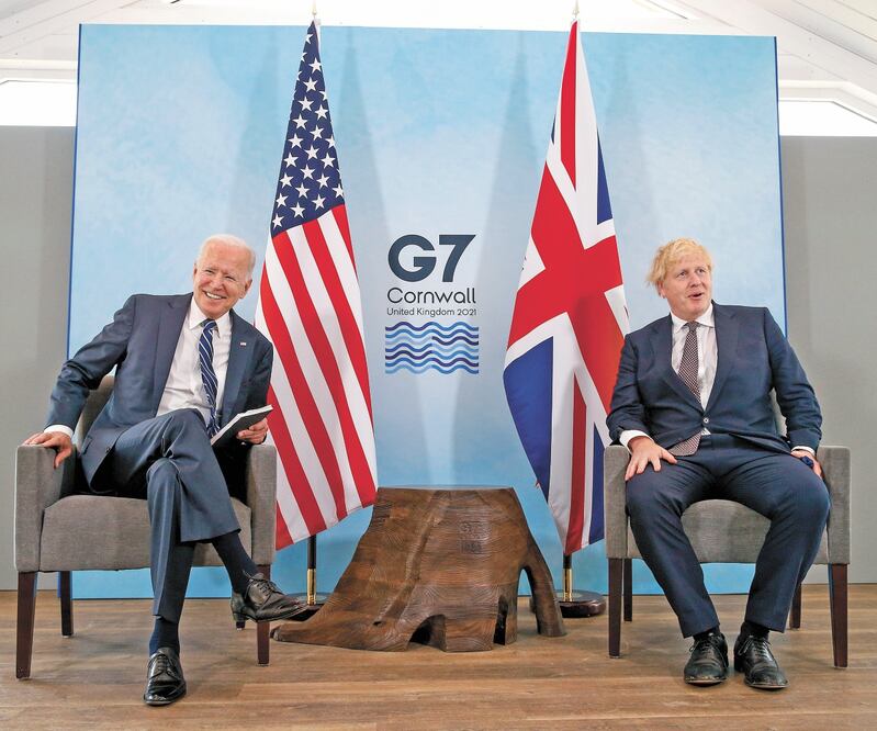 El presidente estadounidense, Joe Biden, con el primer ministro británico, Boris Johnson, ayer en Carbis Bay. Foto: HOLLIE ADAMS. EFE