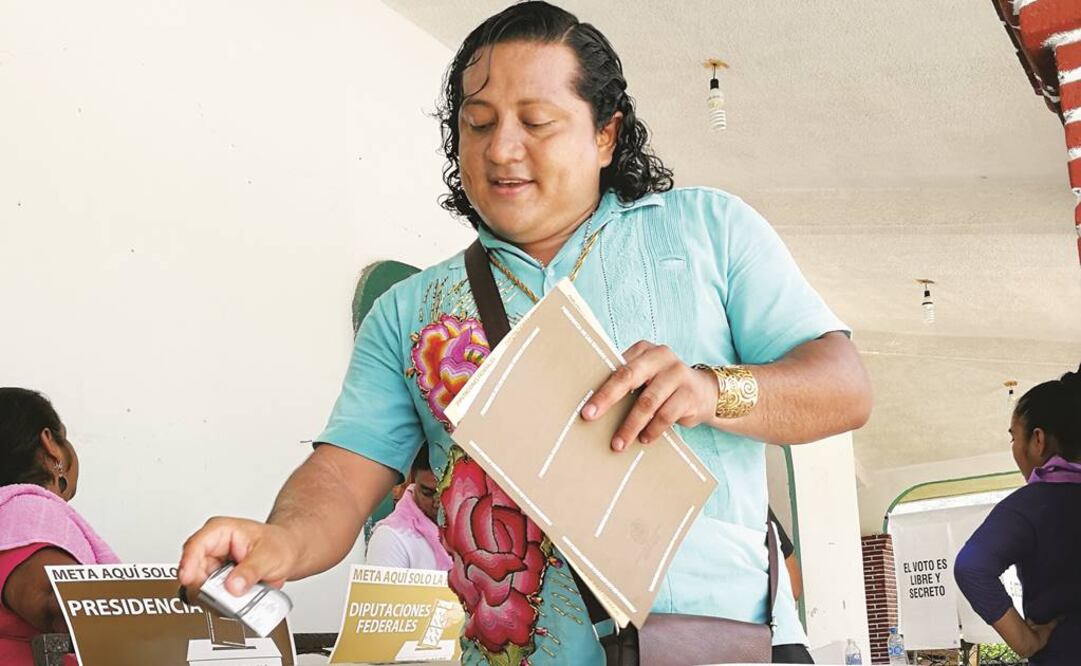 El candidato muxe a la alcaldía de Tehuantepec, Grecia Jiménez, emitió su voto (ROSELIA CHACA. EL UNIVERSAL)