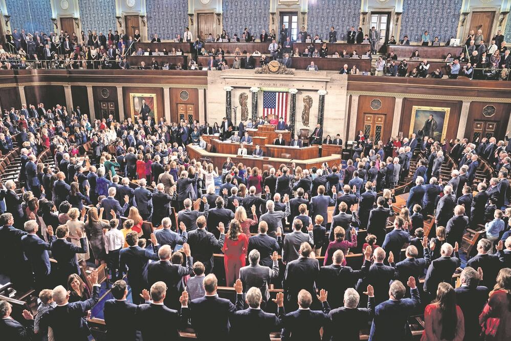 El representante republicano Thomas Massie de Kentucky votó en contra del proyecto de ley de financiación del Partido Republicano y el representante demócrata Jared Golden de Maine votó a favor. Foto: EFE/Archivo