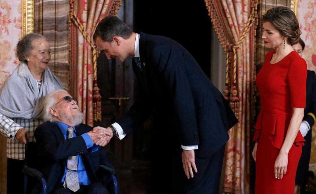 El Rey Felipe saludó al mexicano en la Casa Real española, donde se organizó una comida con un centenar de figuras de las artes latinoamericanas. (FOTO: EFE)