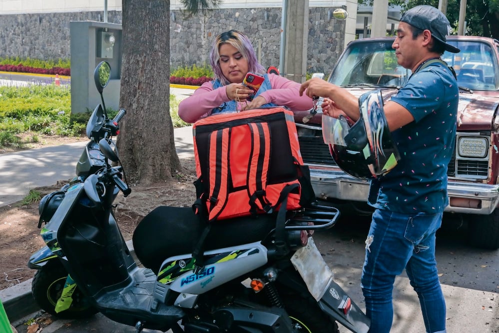Las plataformas deben pagar ISR e IVA por sus servicios y los ingresos obtenidos por quienes se dedican a estas actividades, como repartidores de comida, transporte de pasajeros, renta de inmuebles o venta de mercancías por internet. Foto: Gabriel Pano | El Universal