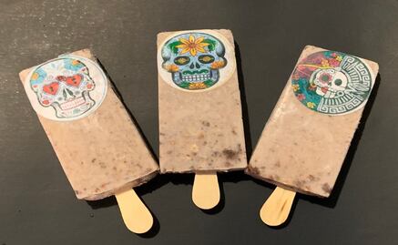 Tatúa tu lengua de forma temporal con las calacas impresas que tiene Don Paletto