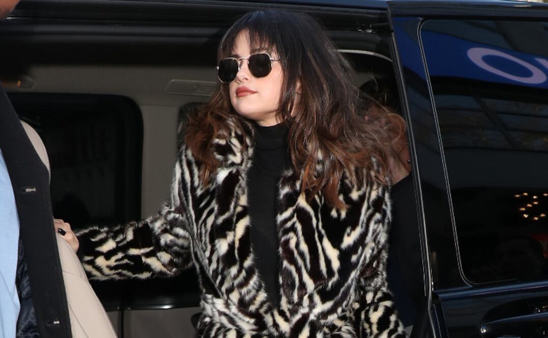 Selena Gomez luce abrigo de Mango mientras pasea por Londres. Foto: Getty Images