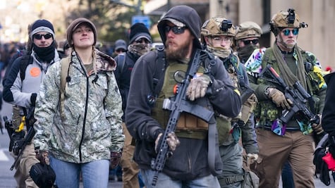 Con rifle en mano, manifestantes marchan en Virginia a favor de portar armas