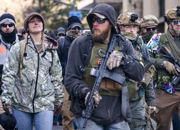 Con rifle en mano, manifestantes marchan en Virginia a favor de portar armas