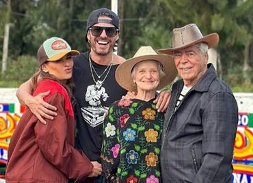 Galilea Montijo pasea con sus nuevos suegros y su novio en la Ciudad de México; la conductora está enamorada