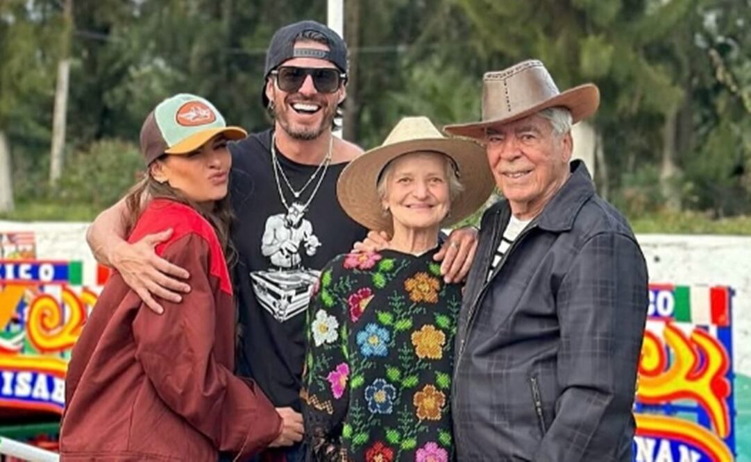 Galilea Montijo con su novio Isaac Moreno y sus suegros en Xochimilco.