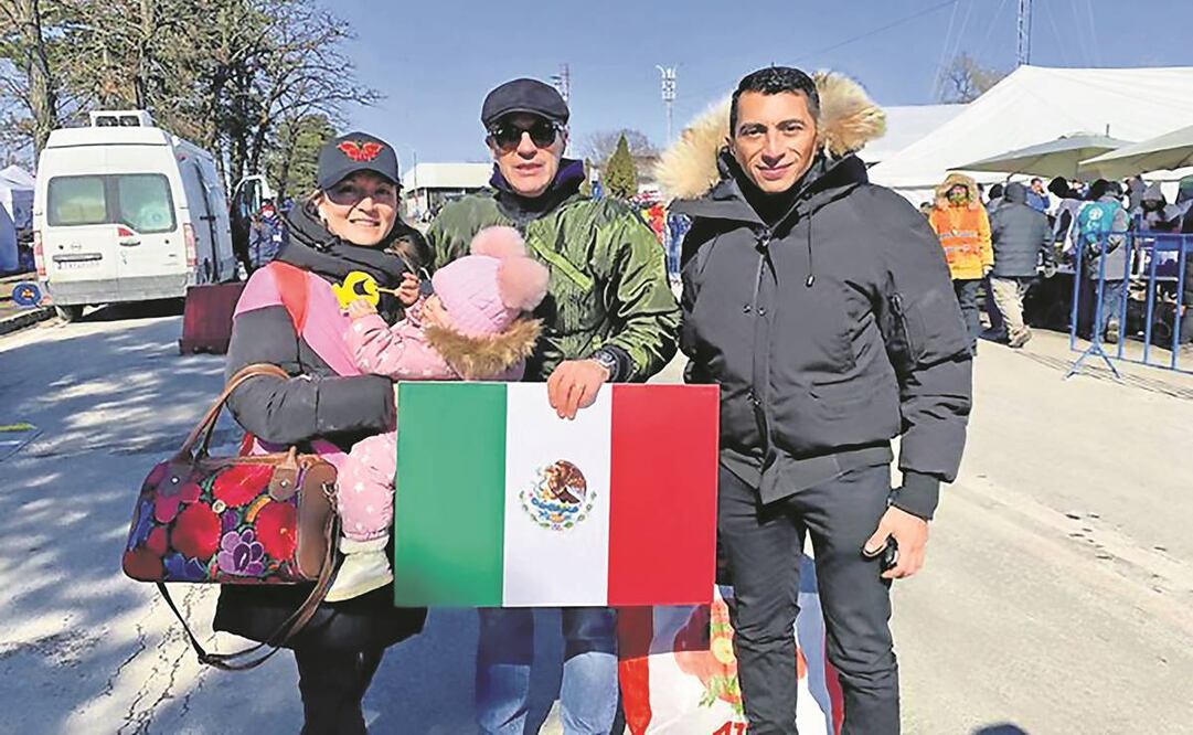 La nayarita Silvia Mercado y su bebé María Cristina fueron ayudadas por voluntarios ucranianos a salir del país en guerra. Foto: Especial.