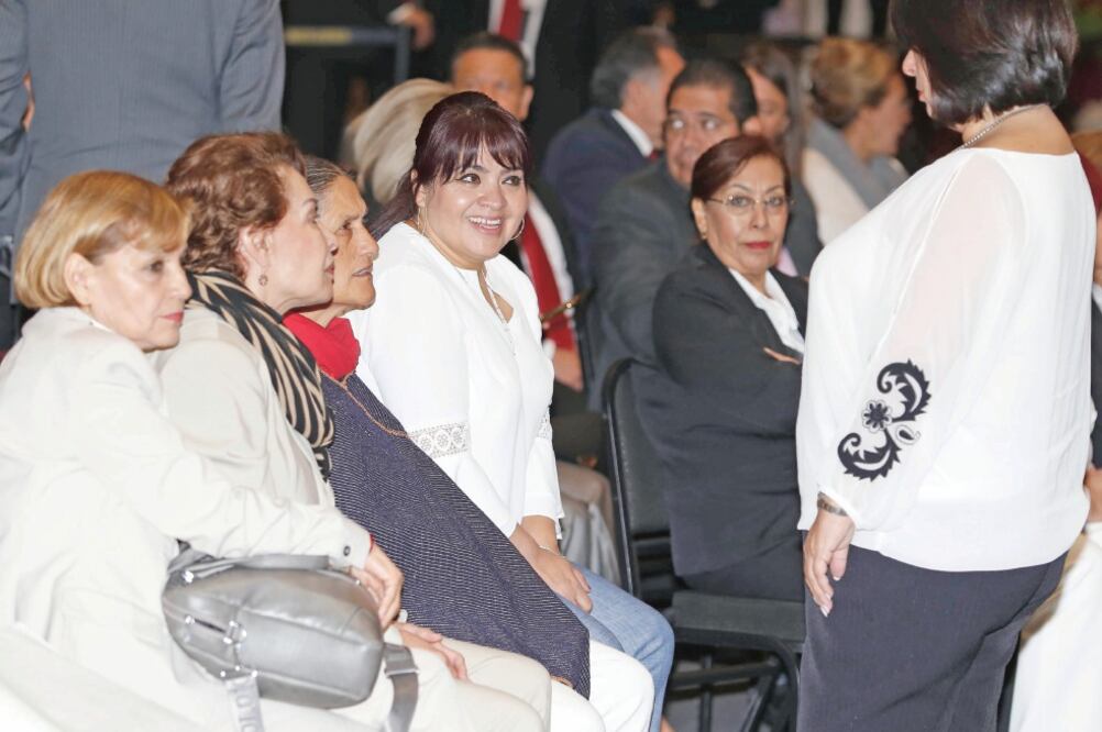 Mientras que senadores electos acudieron a la Cámara Alta a entregar documentación, en Xicoténcatl los nuevos legisladores de Morena, entre ellos Nestora Salgado (centro), participaron en un seminario (AGUSTÍN SALINAS. EL UNIVERSAL)