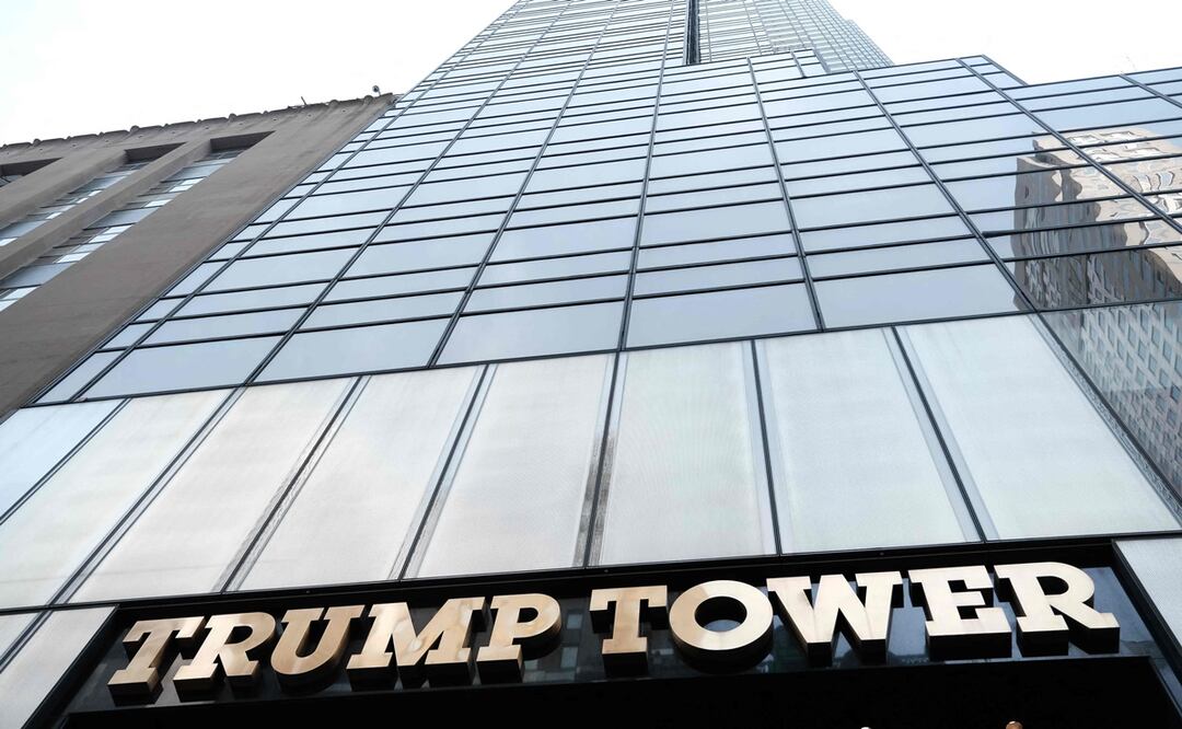 Trump Tower se encuentra en Manhattan mientras la nación espera la posibilidad de una acusación formal contra el expresidente Donald Trump por parte de la oficina del fiscal de distrito de Manhattan, Alvin Bragg en la ciudad de Nueva York. Foto: AFP