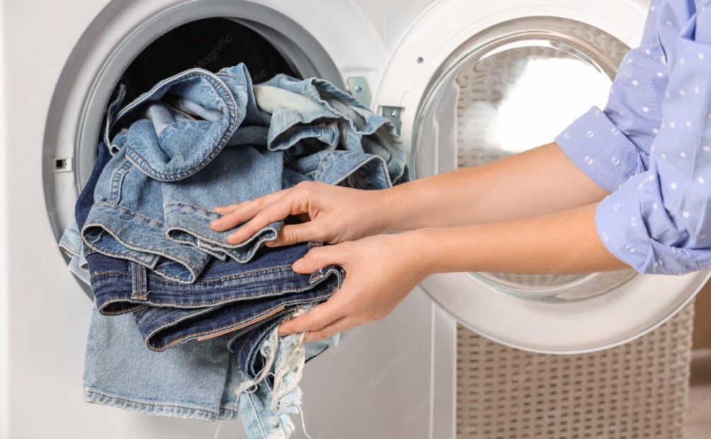 Te contamos cómo lavar tus jeans sin que pierdan el color. Foto: Freepik