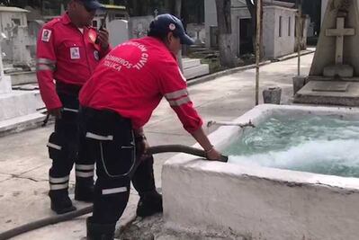 Protección Civil de Toluca distribuye agua no potable en panteones