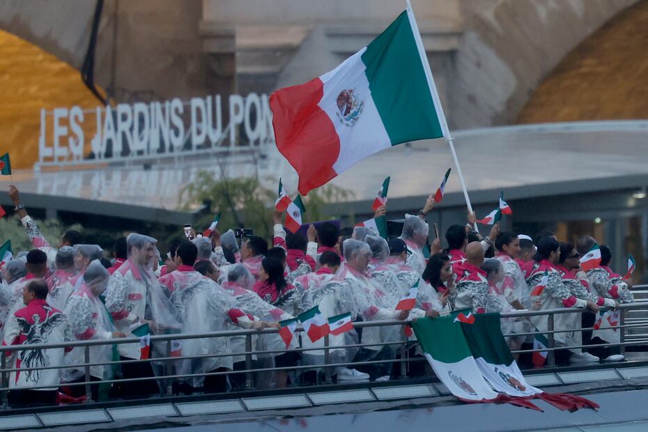 La delegación mexicana en su embarcación, durante la ceremonia de inauguración de los Juegos Olímpicos - Foto: EFE