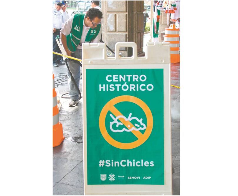 El trabajo comunitario por las sanciones de las Fotocívicas consiste en labores de apoyo en el Metrobús, plantación de árboles y retiro de chicles, entre otras. Foto/ESPECIAL