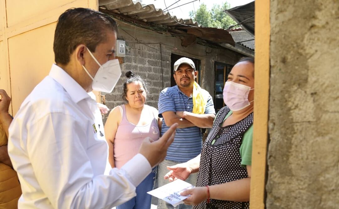 Giovani Gutiérrez indicó a los vecinos que se necesita de un transporte con mayor capacidad debido a la alta demanda. Foto: Especial 