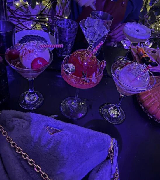 Belinda derrocha sensualidad en minivestido negro