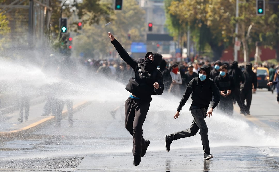 Manifestantes se enfrentan contra la policía durante en Chile por recortes a la educación (26/03/2026). Foto: EFE.