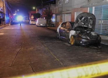Decapitan y calcinan a dos en auto en Ecatepec