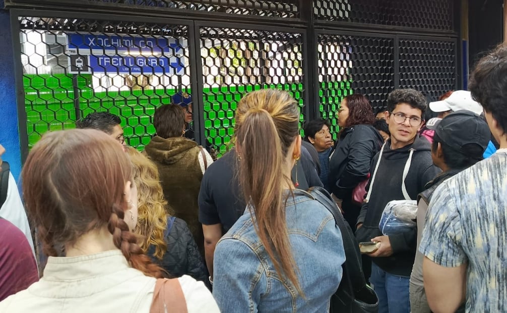 En Taxqueña suspenden operación del tren ligero por marcha de maestros de la CNTE. Foto: Enrique Gómez/EL UNIVERSAL