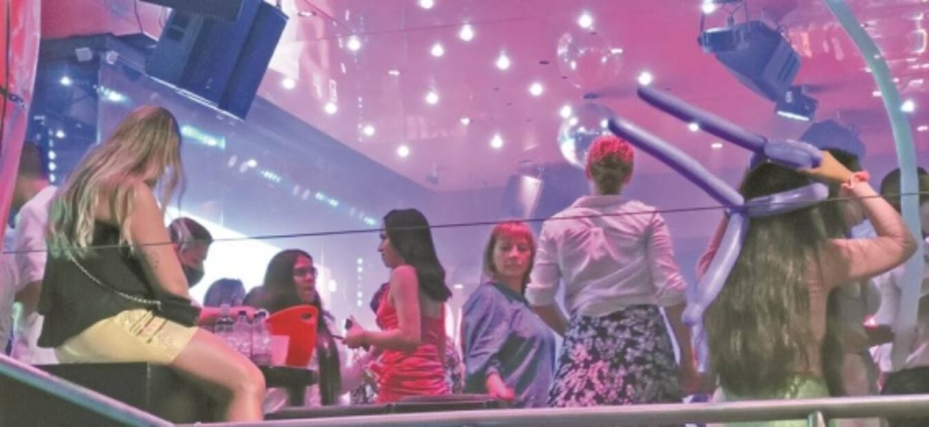 Cancún desafía al Covid: antros y playas abarrotados