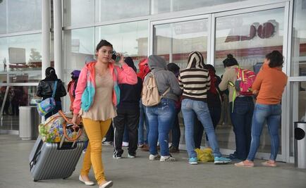 Normalistas toman terminal de ADO en Oaxaca