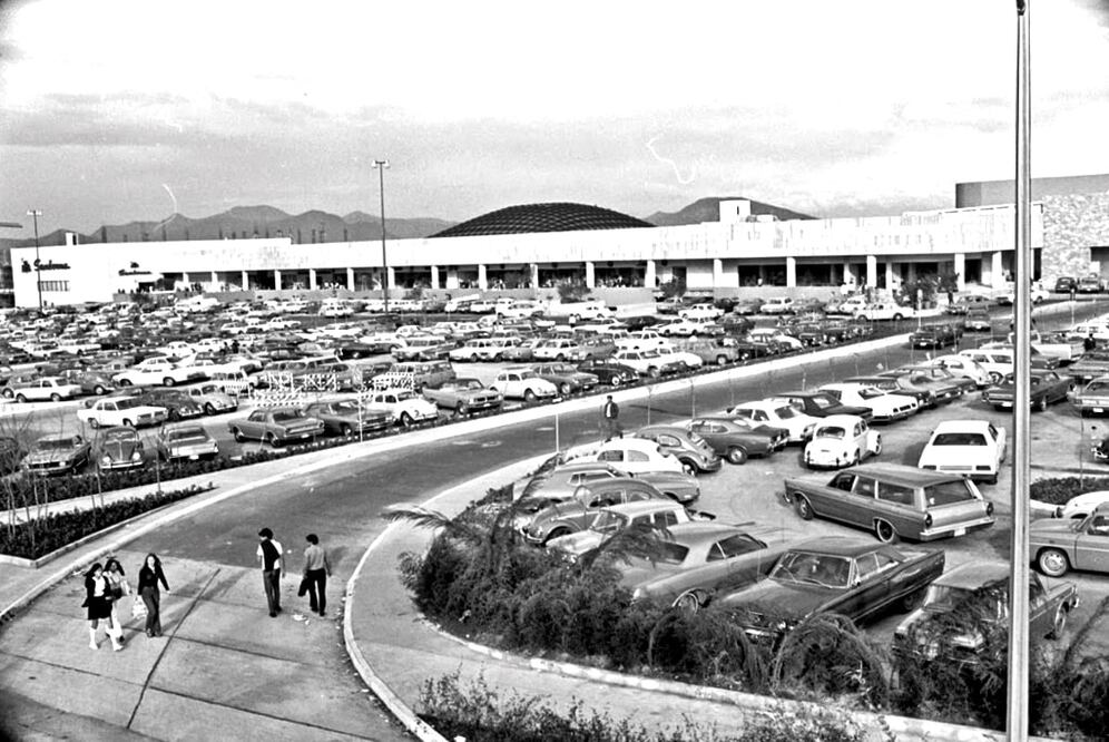 Una fotografía captada el fin de semana siguiente a la inauguración del centro comercial Plaza Satélite en la que se aprecia la gran cantidad de vehículos que abarrotaban el estacionamiento. Imagen: Archivo/El Universal