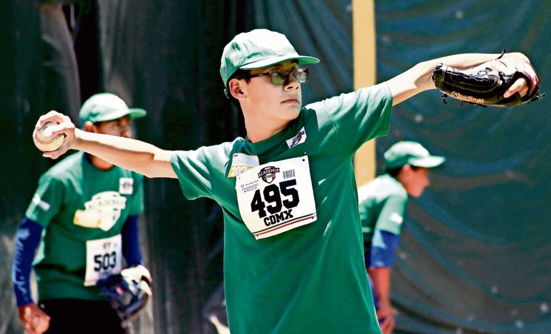 Lanzamiento de bola, uno de los exámenes a los jovencitos. (ARIEL OJEDA. EL UNIVERSAL1)