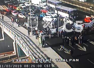 Bomberos bloquean vialidades para exigir el pago de 330 trabajadores