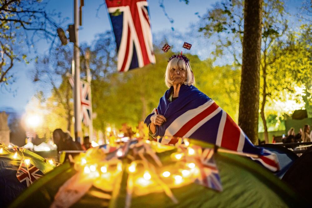 Una fanática de la realeza, en la ruta de la procesión de la coronación.