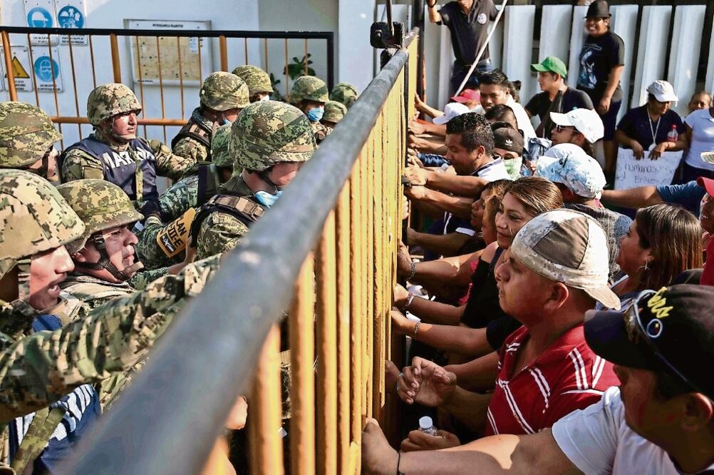 Familiares de trabajadores desaparecidos se manifestaron en la planta Clorados III. Los inconformes exigían les abrieran el paso para buscar a sus parientes (KARLO REYES. OBTURADORMX)