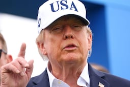 Trump tacha de "fuerzas negativas" a voces que piden ralentizar desarrollo de la IA; “están planteando cosas que no van a suceder"